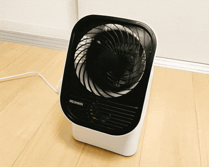 この可動範囲のおかげで、本当に隅々まで風が行き渡ります。なので、他にもクローゼットや下駄箱の湿気取りや、お風呂の乾燥にも使えます。本当に万能なので一個あって困らないです。今だとAmazonで7000円くらいで買えるので、気になる方はぜひチェックしてみてくださいね!