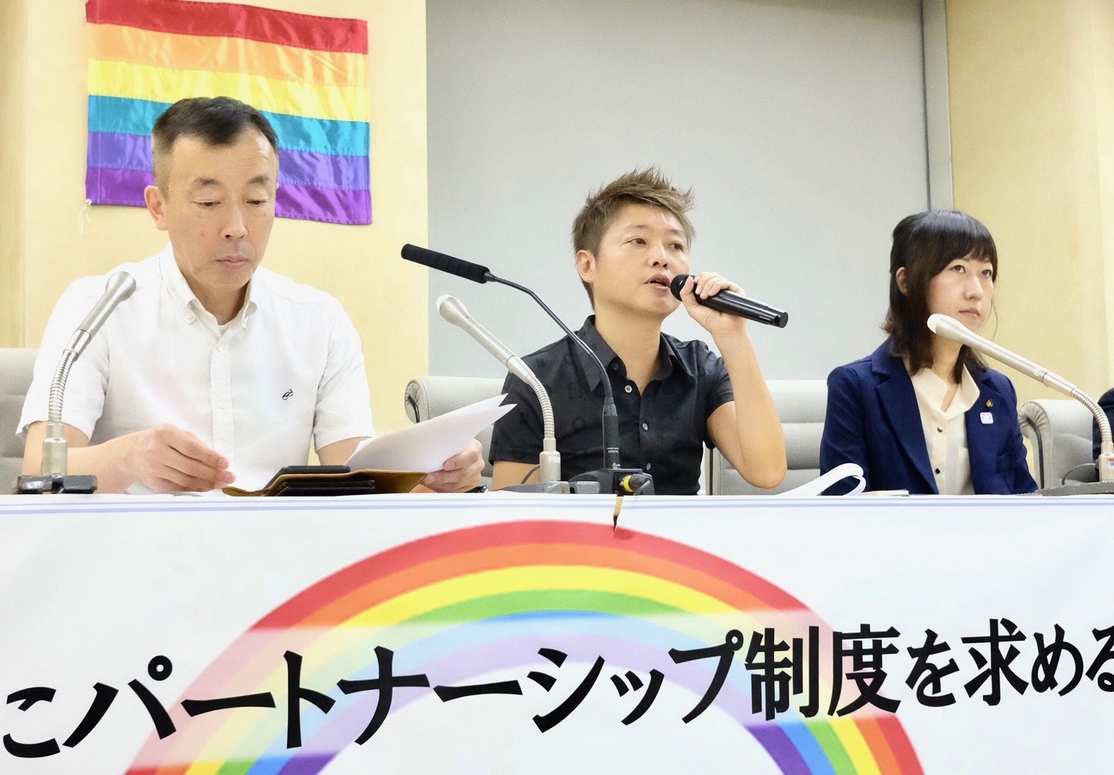 4日に都庁で開いた会見で発言する林隆紀さん(中央)と明治大の鈴木賢教授(左)