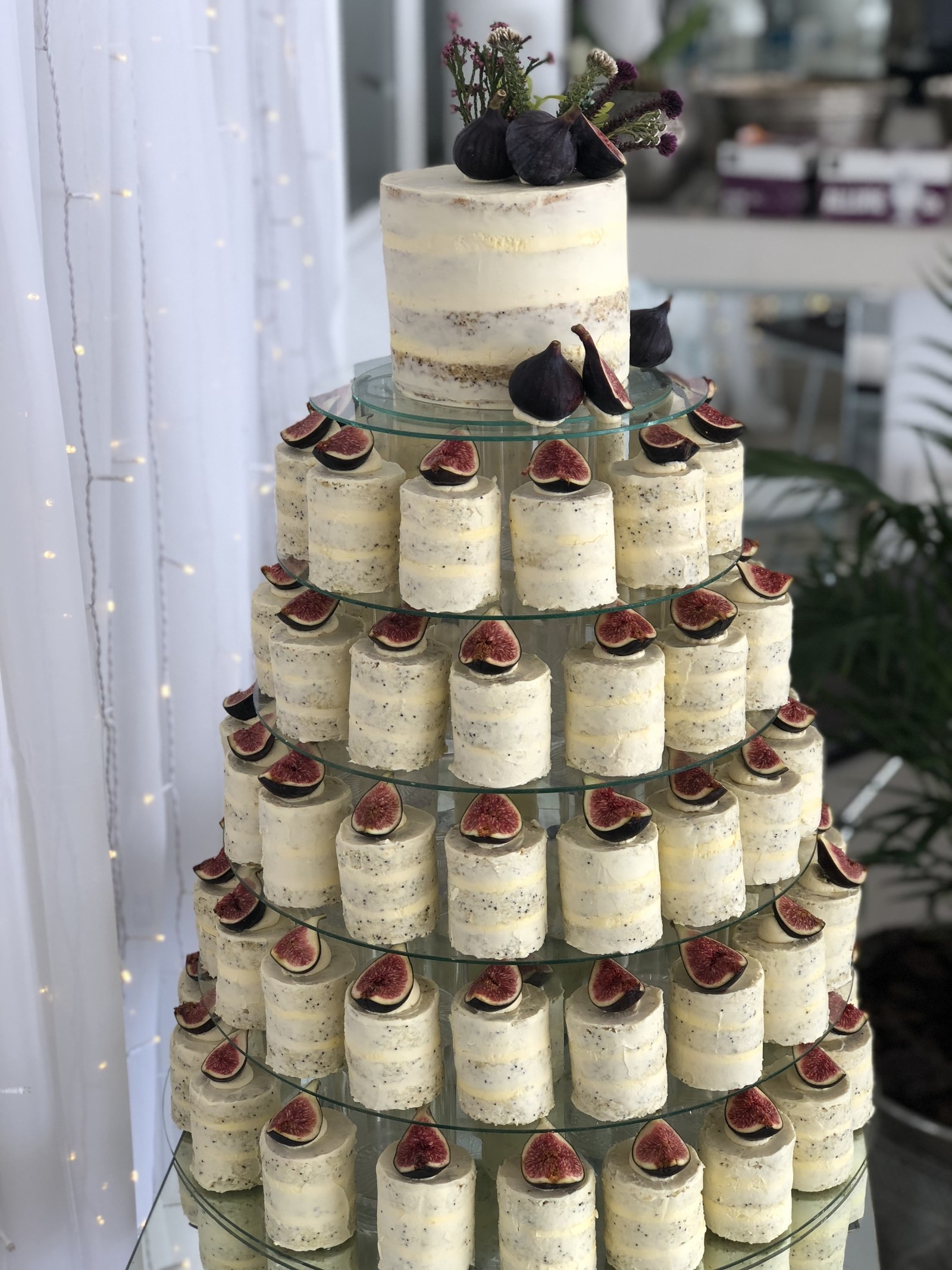 Unusual wedding cake - Decorated Cake by Maira Liboa - CakesDecor