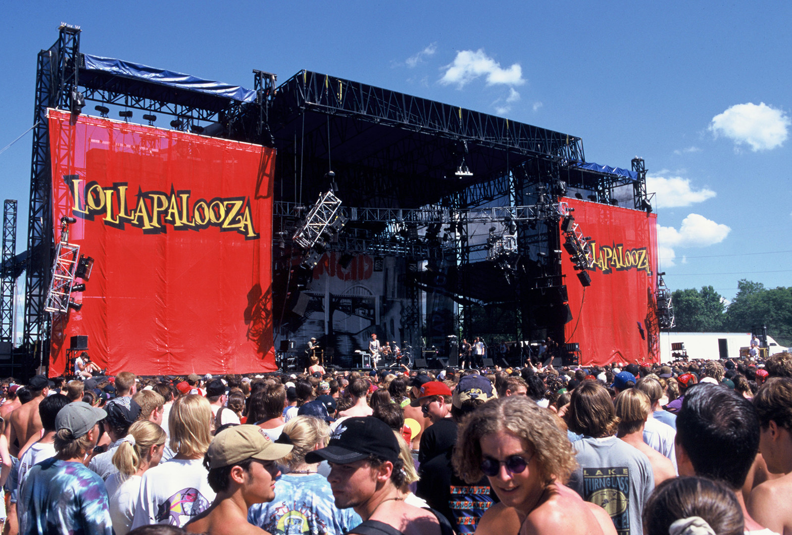 28 Pictures That Show Just How Intense Music Festivals Were In The '90s