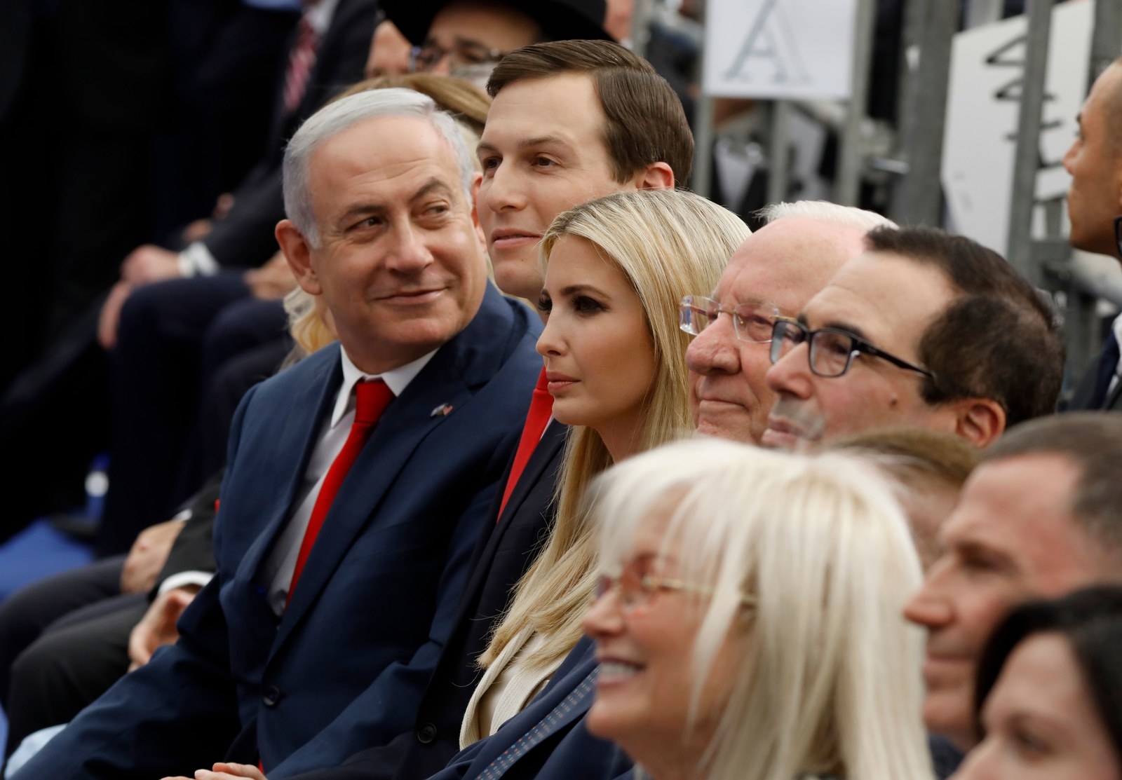 米大使館の移転記念式典に出席したイスラエルのネタニヤフ首相(左)、ジャレド・クシュナー、イバンカ・トランプ両氏ら