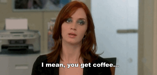 Es decir, va con la personalidad de Emily, vale, pero hasta no hace mucho (unas cuantas semanas o meses), era ella quien le llevaba el café a Miranda antes de que empezara a hacerlo Andy.