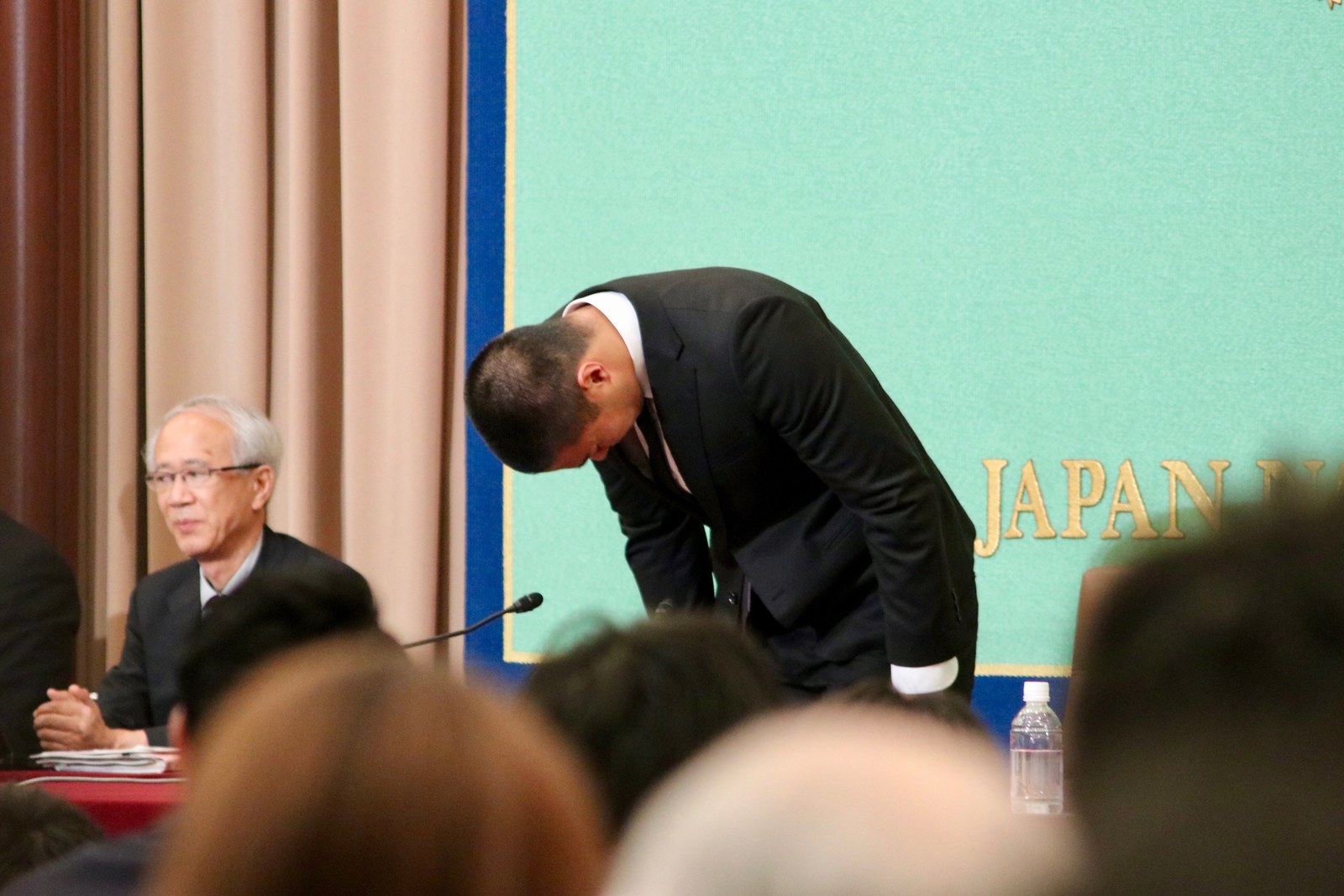 記者会見で謝罪する日大の選手