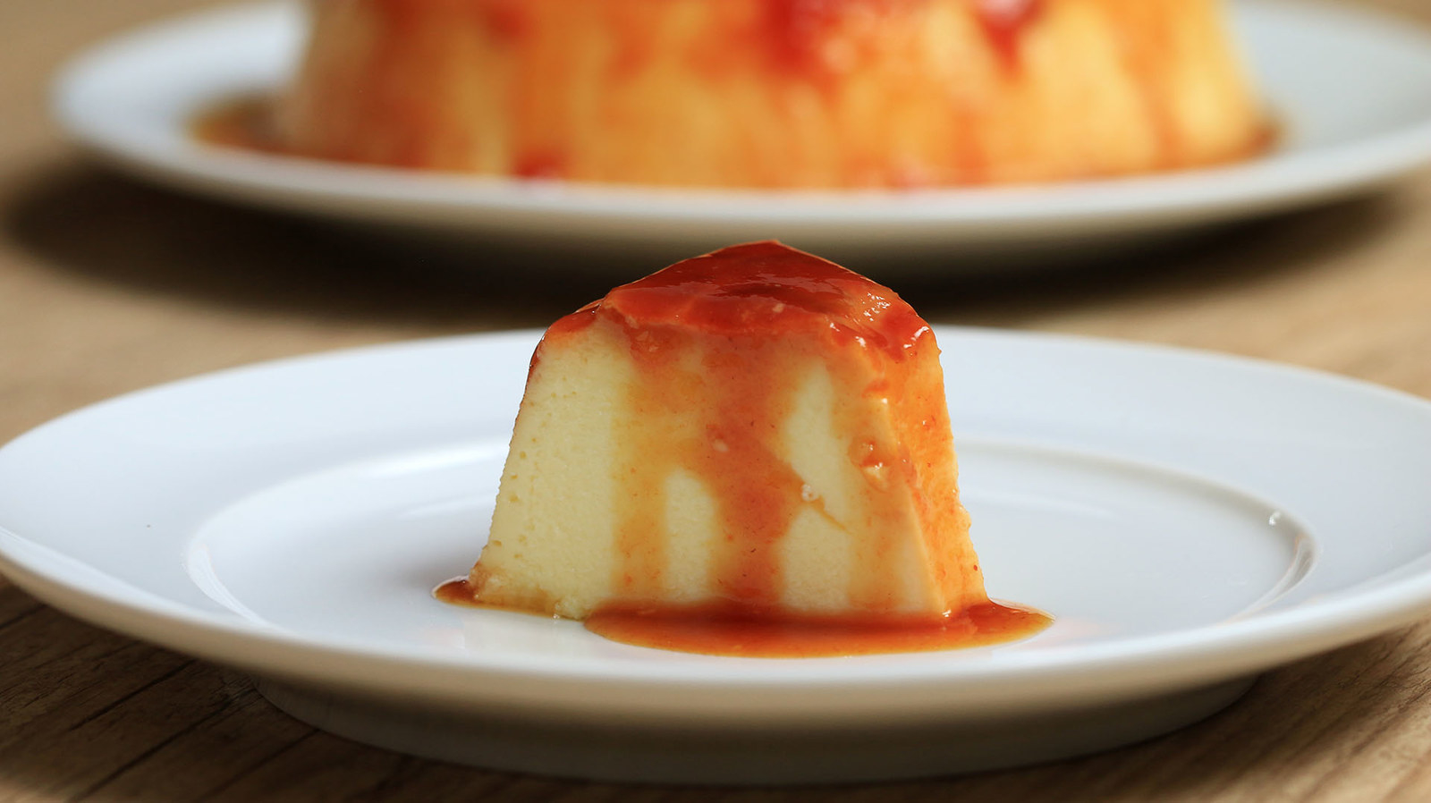 Serve:8Você vai precisar de:4 ovos1 xícara de leite395g de leite condensado200g de requeijão cremoso⅓ xícara de goiabada cremosaCaramelo1 xícara de açúcar refinado½ xícara de águaModo de preparo:Aqueça o forno a 180°C e a água para o banho-maria.Em uma panela pequena, em fogo médio, adicione o açúcar e a água, misture e não mexa até começar a ferver. Depois que ferver, deixe até obter um caramelo de tonalidade âmbar, cerca de 4 minutos.Despeje a calda ainda quente na forma e reserve.No liquidificador adicione os ovos, o leite, o leite condensado o requeijão e bata por 2 minutos.Espalhe a goiabada em cima do caramelo e verta o creme cuidadosamente.Cubra com papel alumínio e leve para assar em banho-maria (cerca de 3 cm de altura de água) até firmar, cerca de 50 minutos.Espere esfriar e leve para geladeira por 6 horas, até estar completamente gelado e firme.Inverta o pudim em uma travessa, corte e sirva.Aproveite!
