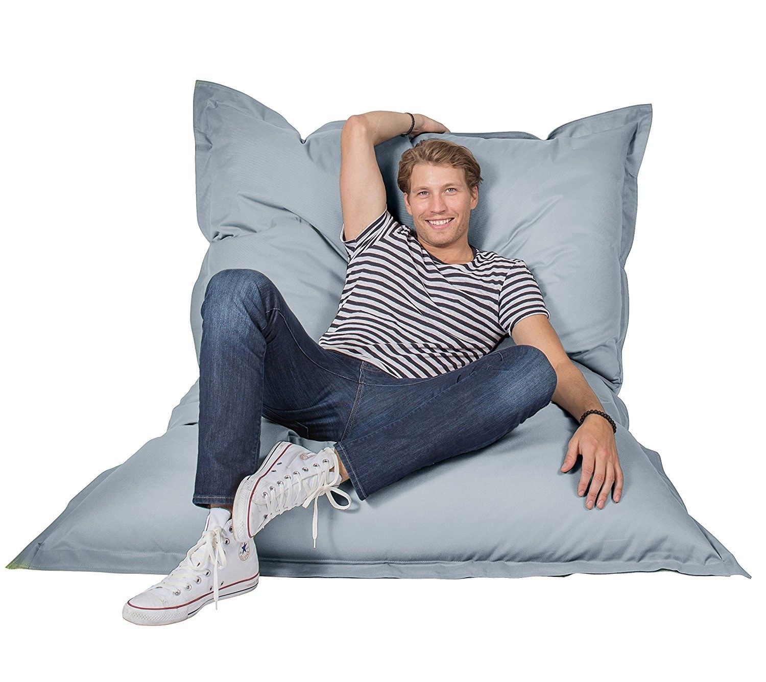 Si se te han acabado las sillas y ya no hay hueco en el sofá, este puf de 140x180 puede salvarte de un apuro. ¿Ya sabes dónde vas a acabar durmiendo las siestas del verano?Hazte con él por 69,89 € en Amazon y elige tu color favorito.
