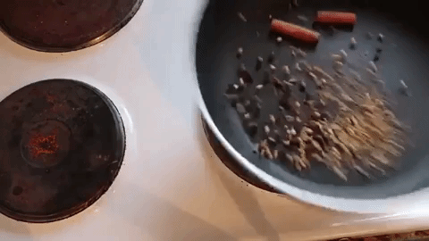 Torrar as especiarias inteiras antes de moê-las eleva o sabor a um patamar totalmente novo, adicionando complexidade e aroma a um prato. Para fazer isso, basta colocá-las em uma frigideira em fogo médio-baixo e deixar torrar, girando com frequência até que comecem a liberar aroma. Assim que sentir o cheiro, retire da frigideira para não queimar. Experimente também torrar os grãos inteiros.