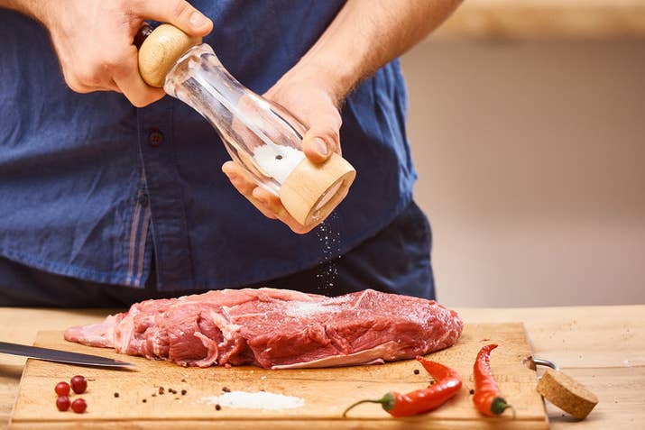 Há vários motivos para temperar a carne com algumas horas de antecedência. Primeiro, isso permite que o sal tenha tempo suficiente para penetrar a carne e temperá-la no centro. O sal também quebra algumas proteínas que podem deixar a carne dura — e ajuda a manter a suculência da carne por meio da osmose reversa. São vários benefícios!