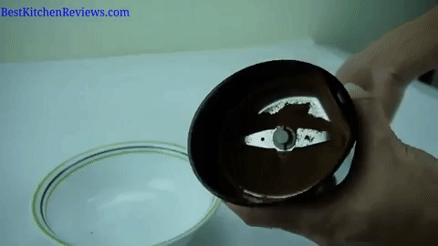 Em vez de comprar um moedor de pimentas ou um pilão, use um moedor de cafés. Depois do uso, moa um pouco de arroz branco cru para limpar o moedor e tirar o gosto (para que o café não fique com gosto de noz-moscada).