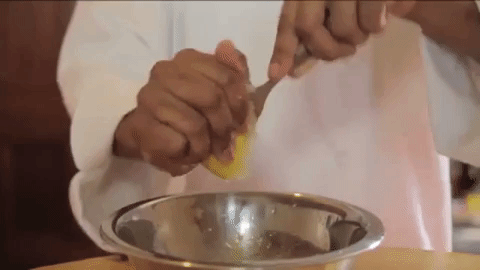 Todo mundo sabe que o sal tem um papel fundamental na cozinha — mas nem todos sabem a importância da acidez. Um pouco de acidez ajuda a promover os sabores — e, como o sal, é importante para o equilíbrio de um prato. Se a sua comida estiver insossa e você já tiver colocado sal, tente adicionar um pouco de vinho, vinagre ou limão para intensificar o sabor.