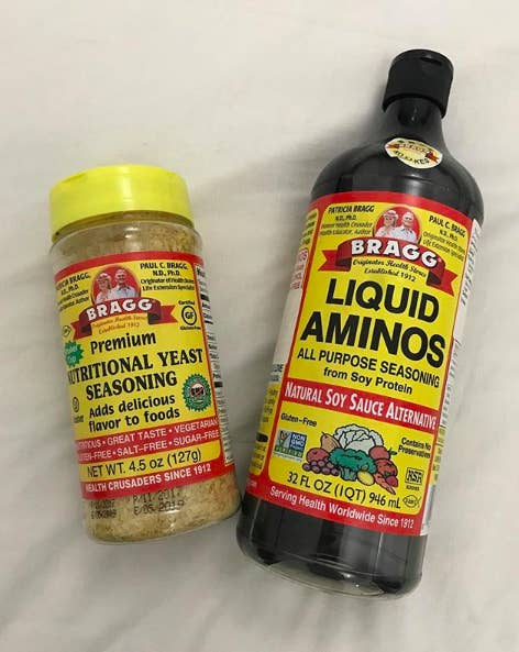 Os temperos não se resumem a sal e especiarias. Ingredientes como a levedura nutricional podem transformar o sabor e adicionar toques agradáveis ao prato. Da mesma forma, os aminoácidos líquidos podem adicionar o sabor umami, sem o teor de sódio do molho de soja. Até mesmo o glutamato monossódico (seja qual for sua opinião sobre ele) pode fazer com que um prato apenas bom fique incrivelmente saboroso.Mais: Saiba como cozinhar com levedura nutricional. (link em inglês)