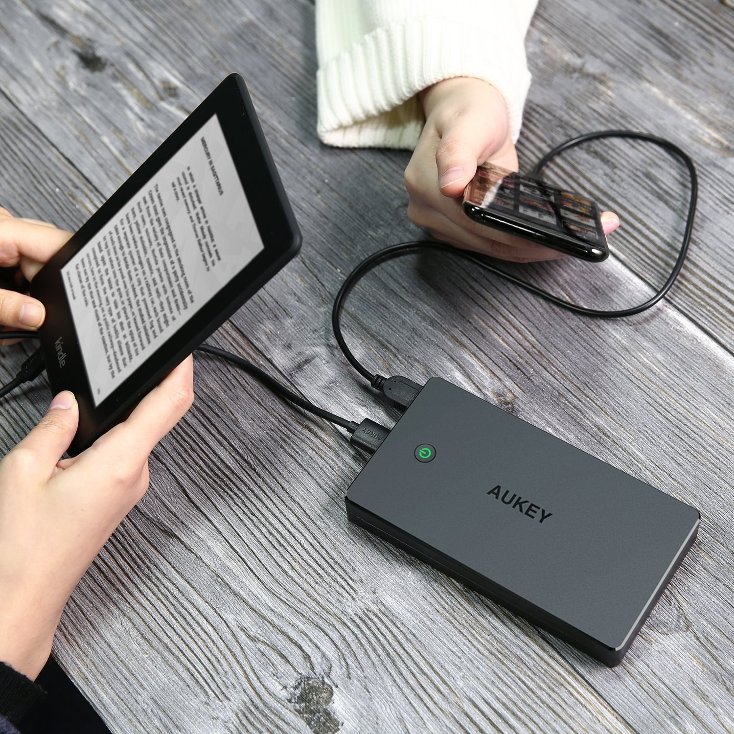 Sus 20000 mAh permiten cargar un teléfono normal unas 7 veces y uno de gran tamaño (como el iPhone X o el Galaxy Note 8) aproximadamente 4 veces. Es decir, de sobra para un fin de semana sin enchufes.Haz que tu móvil y tus redes sociales respiren aliviados por 25,99 €.