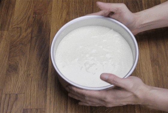 Mon arrière-grand-père était boulanger, et c'est le meilleur truc qu'il m'ait appris. Quand vous faites un gâteau, après avoir versé la pâte dans le moule à gâteau, tenez le moule par les bords (avec grand soin !) et tapez-le sur le comptoir. Cela permettra la pâte de bien se répartir partout. Ça marche aussi pour les cupcakes, les muffins, la pâte de pain de maïs en petites boîtes, et les tartes.—rachaelc4e21242cc