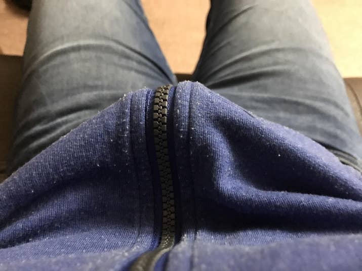 A legyőzhetetlen cipzárpúp. Lányoknál még szexibb, ha nadrág slicce produkálja ezt leüléskor...