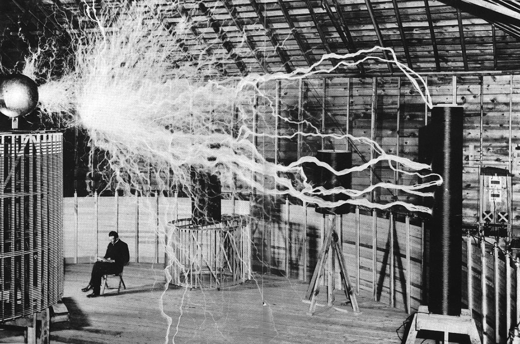 Ele é mundialmente famoso pelas contribuições para o projeto do sistema de eletricidade de corrente alternada e por várias outras invenções. Ele era nascido na aldeia de Smiljan, Vojna Krajina, que era parte do império Austríaco e hoje fica no território da atual Croácia. Tesla morou alguns anos na França, poderia ser um excelente espião para descobrir os planos franceses para a final.