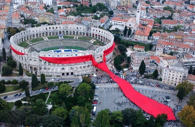 Muita gente sabe que a gravata foi inventada na Croácia. Mas pouca gente sabia que eles detêm o recorde da maior gravata do mundo, feita em 2003. Ela tinha 808 metros e levou cinco dias para ser colocada em volta da Pula Arena.