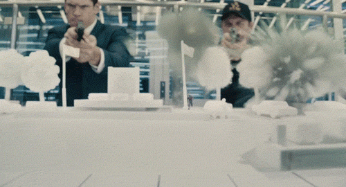 «J'ai récemment été figurante dans Antman et la Guêpe. Nous tournions la dernière scène de la journée et nous étions censés fuir une explosion. On a fait une prise puis on a recommencé, et alors j'ai murmuré, "quelqu'un va tomber."Ce quelqu'un, c'était moi. Au moment où le réalisateur a crié, "Action !", je me suis mise à courir, je suis tombée et j'ai roulé par terre. Ils ont décidé qu'on s'arrêtait pour la journée à cause de ça. Normalement, ils faisaient au moins 10 prises de chaque scène mais, à cause de moi, ils n'en ont fait que deux. Le réalisateur a demandé si j'allais bien et ils ont appelé le Samu et j'ai juste dit que ma fierté en avait pris un coup, même si j'avais très mal. Bonjour la honte.»—kateelisem