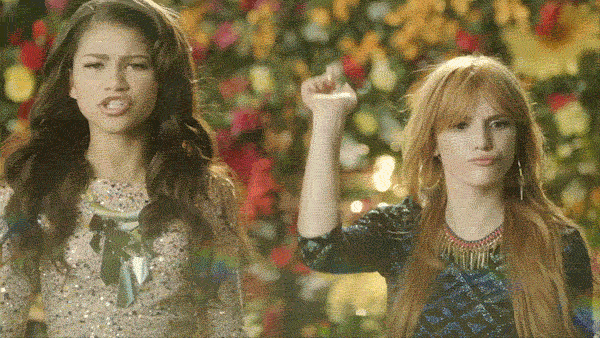 «J'étais sur le tournage du premier épisode de Shake It Up sur Disney Channel. Ma mère connaissait quelqu'un qui travaillait sur la série et elle nous a laissés être figurants pour la scène où ils dansent dans le métro (celle où les filles invitent la foule à danser). C'était très amusant mais la scène entière (qui dure trois à cinq minutes à l'écran) a nécessité quatre heures de tournage. On ne nous autorisait pas trop à descendre de la plate-forme pour aller boire ou manger, ce qui est compréhensible et pas trop contraignant. Mais au bout d'un moment, moi qui suis irritable, j'ai arrêté de danser sur la chanson de Rocky et Cece et me suis contentée de taper du pied. C'est la prise qu'ils ont finalement gardée. Ça a été une expérience vraiment sympa car on a rencontré Zendaya et Bella Thorne (mais c'était rapide avec Bella car on l'a vite appelée sur le tournage) et on a déjeuné avec Roshon (le grand frère de Rocky dans la série) et sa famille. Il s'est même souvenu de nous quand on est revenus sur le tournage dans le public! Tout le monde a été vraiment adorable et gentil, et je suis vraiment ravie d'avoir vécu cette expérience. Et pour couronner le tout, nous étions payés pas loin de 100 dollars (85 euros).» —faithtrustpixeldust