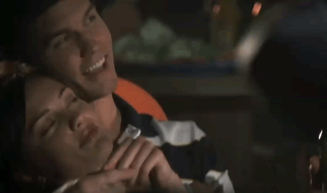 «J'ai été figurante dans Friday Night Lights, j'avais même une ou deux répliques. Je travaillais comme serveuse à l'époque et je me suis retrouvée à interpréter ce rôle. Le réalisateur est venu me voir et m'a dit : "Je parie que c'est le plus gros pourboire de ta vie!" Pas très délicat, mais il n'avait pas tort. Je me suis fait près de 700 dollars (600 euros) pour trois heures de travail. Pas mal !» —elcara
