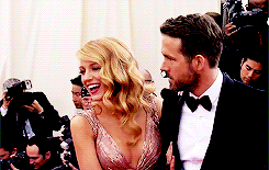 Une fois, j'ai travaillé sur un film dans lequel jouait Blake Lively, et Ryan Reynolds venait très souvent lui rendre visite. Un jour, il y avait quelques paparazzis devant l'immeuble dans lequel nous tournions. Ma tante vivant justement dans cet immeuble, je connaissais bien les lieux et j'ai pu montrer à Ryan et au vigile une sortie secrète. Oh, et Ryan et Blake sont aussi adorables qu'on puisse l'imaginer. Ils prenaient tous les deux toujours le temps de me parler (c'est eux qui lançaient la conversation).»—shutupemily95