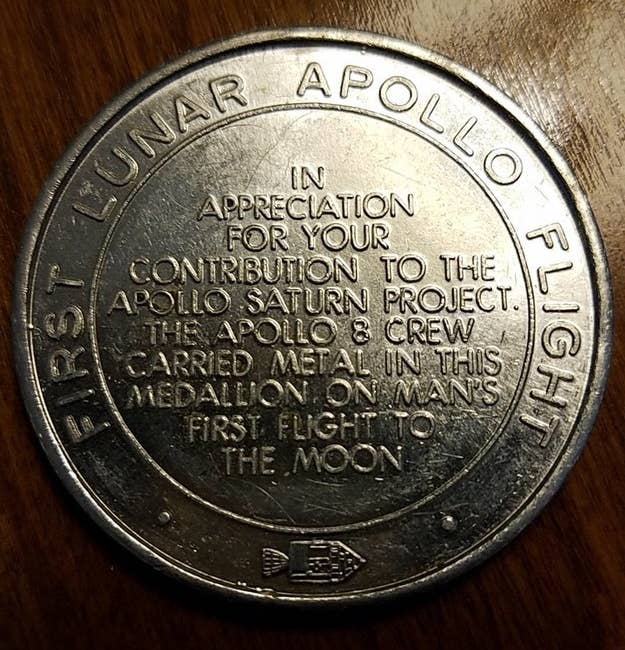"Ich habe das Abzeichen für den Beitrag meines Großvaters zur Apollo geerbt. Er war Ingenieur für die Apollo-Missionen im Lunar Rover Team bei der NASA. Das Metall in dem Abzeichen war an Bord des ersten bemannten Mondflugs." —corinneb42e678228