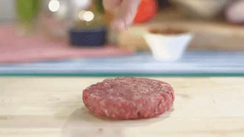 Wenn du das nächste Mal Burger oder Frikadellen auf dem Grill machst, versuche einen einzelnen kleinen Eiswürfel in die Mitte zu tun. Er wird die Masse saftig halten und am Austrocknen hindern.Mehr: Wie du dein Hack mit Eiswürfeln saftig hältst.