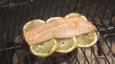 Wenn du jemals versucht hasst, ein Stück Fisch zu grillen, dann weißt du genau, wie schwierig es ist, ihn zu wenden, ohne dass er zerreißt. Den Rost zu ölen hilft teilweise, aber es löst das Problem nicht immer. Eine gute Lösung ist, den Fisch direkt auf einem Bett aus Zitronenscheiben zu grillen. Sie durchziehen ihn nicht nur mit einem dezenten Zitronenaroma, sondern verhindern auch, dass er anklebt — Win-Win! Mehr: Wie man Fisch auf einem Bett aus Zitronenscheiben grillt.
