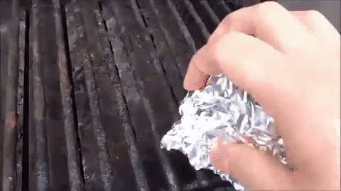 Wenn dein Grill etwas verkrustet aussieht und du nicht in eine teure Bürste investieren möchtest, kann eine Kugel Alufolie auch den Zweck erfüllen. Alles was du tun musst, ist einen Bogen Alufolie zu einer festen Kugel zusammendrücken und damit den Rost abkratzen. Die Kugel funktioniert wie Stahlwolle und hilft dabei, die angebrannten Ablagerungen zu lösen.Mehr: Wie man einen Grill mit Alufolie reinigt.