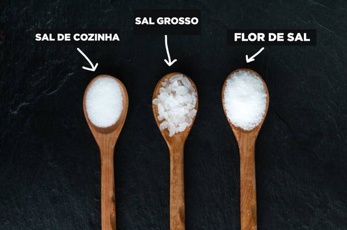 Cada tipo de sal é produzido de forma diferente. O sal de cozinha é fino e só um pouquinho dele rende muito, portanto não coloque um punhado de uma vez. É o melhor para se ter na mesa para adicionar aos alimentos. Se você usar sal de cozinha para cozinhar, ponha aos poucos e prove durante o processo. O sal grosso é ótimo para usar na finalização, antes de servir, e para pôr na água fervendo na qual você vai fazer massa ou arroz. Não é bom para assar, já que os cristais são grandes demais para serem dissolvidos. E a flor de sal são tipo floquinhos de sal que se dissolvem muito rapidamente e são ótimos para cozinhar.
