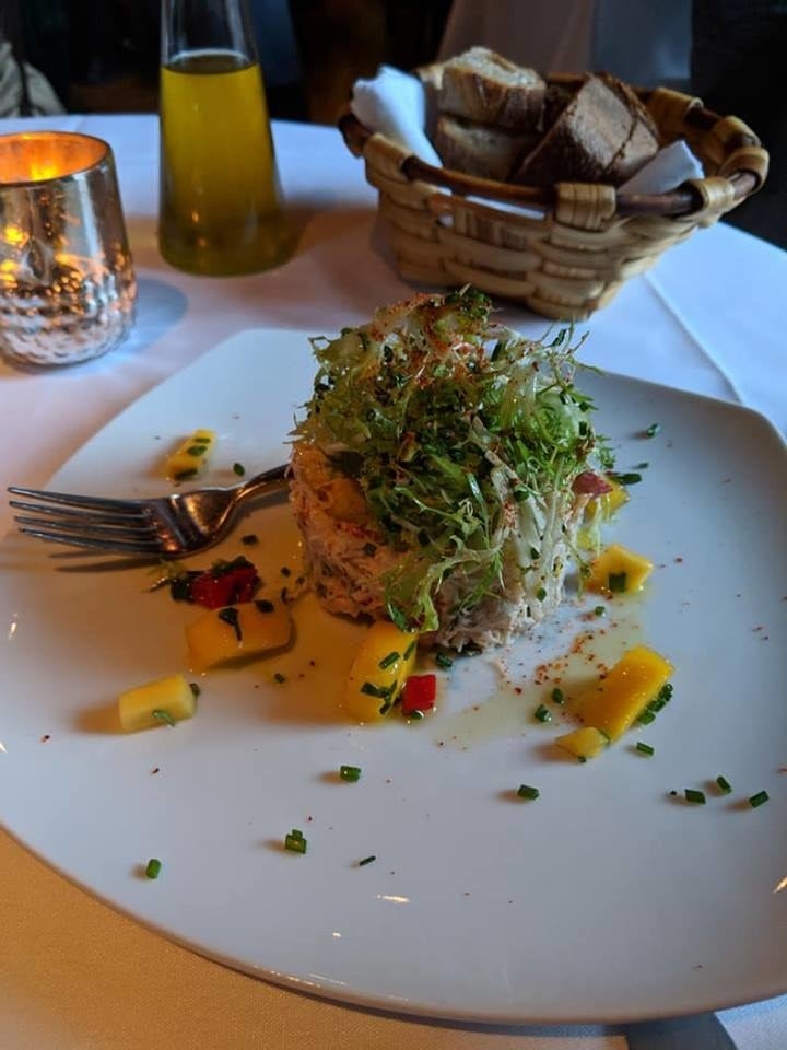 Start your meal with this fantastic seafood salad made of lump dungeness crab. The juicy, sweet crab meat is mixed in with espelette pepper and chunks of sweet mangos in basil aioli, and topped with frisee.