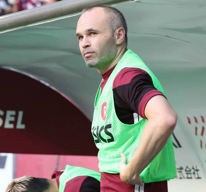 Jリーグデビューのイニエスタ 試合前の 鳥かご でサッカーファンをうならせる Jリーグデビューのイニエスタ 試合前の 鳥かご でサッカーファンをうならせる