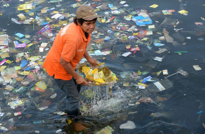 Sí, forman parte de ese triste 80% de basura plástica que está cubriendo las aguas. De ahí la afirmación basada en estudios de que &quot;en el 2050 habrá más plástico, que peces en el mar&quot;.