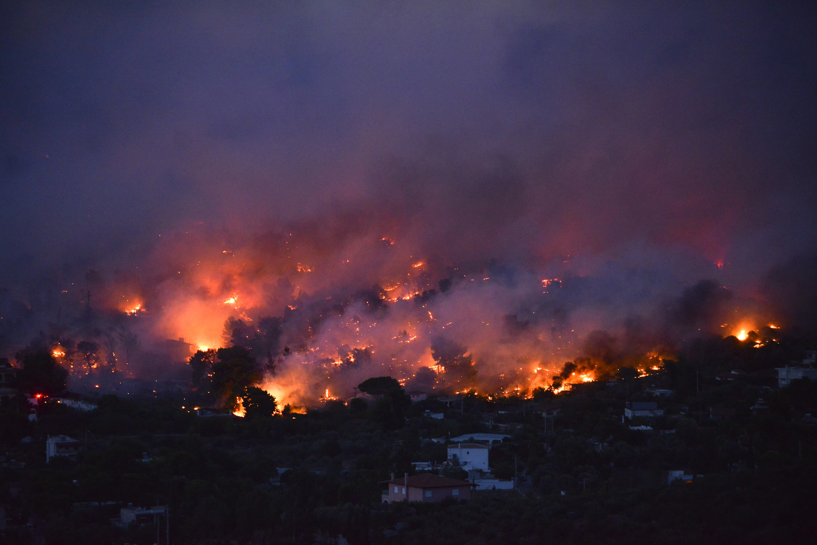 アテネの気温は上昇し続け 山火事の被害は拡大 首相は救助支援を要請した