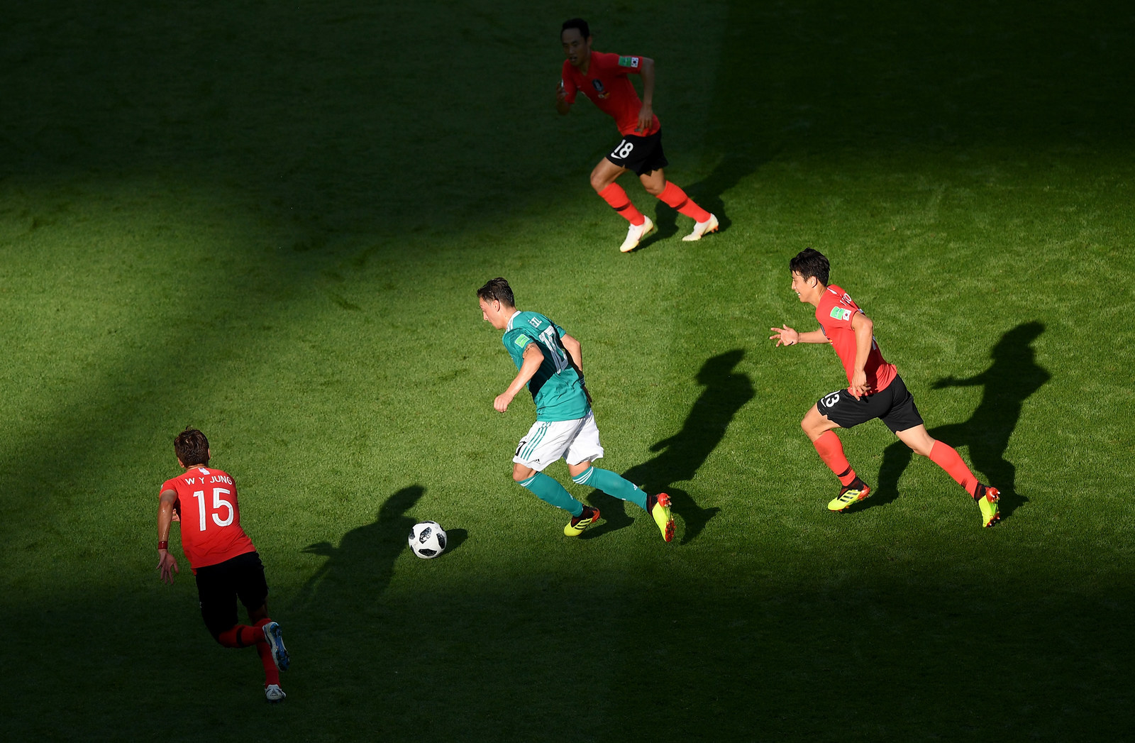 ドイツのw杯優勝にも貢献したエジルが代表を引退 その裏には 移民や難民へ扉を閉ざしはじめたドイツの現状が見え隠れする