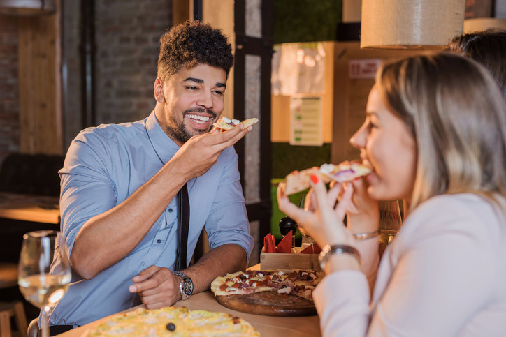 Quando as pessoas sabem que você é nutricionista, elas querem discutir sobre dietas ou conseguir conselhos sobre como se alimentar, diz Sit. "Nunca falo para as pessoas que sou nutricionista. É cruel... Não tenho intenção de trabalhar quando estou apenas conversando com alguém", diz ele. Langer concorda: "Quando vou a uma festa, não quero falar para as pessoas sobre meu trabalho, pois sou bombardeada com perguntas. Não estou trabalhando, portanto não quero ouvir o que você comeu no café da manhã", ela diz.