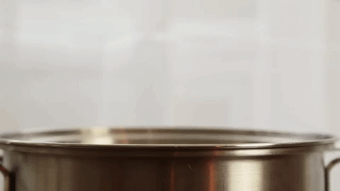 Mettez les œufs battus et la garniture souhaitée pour votre omelette dans un sac Ziploc, et faites cuire dans de l'eau frissonnante pendant environ 13 minutes. Cette astuce est très populaire chez les campeurs mais c'est aussi très pratique pour faire cuire plusieurs omelettes en même temps. Retrouvez toutes les instructions ici.