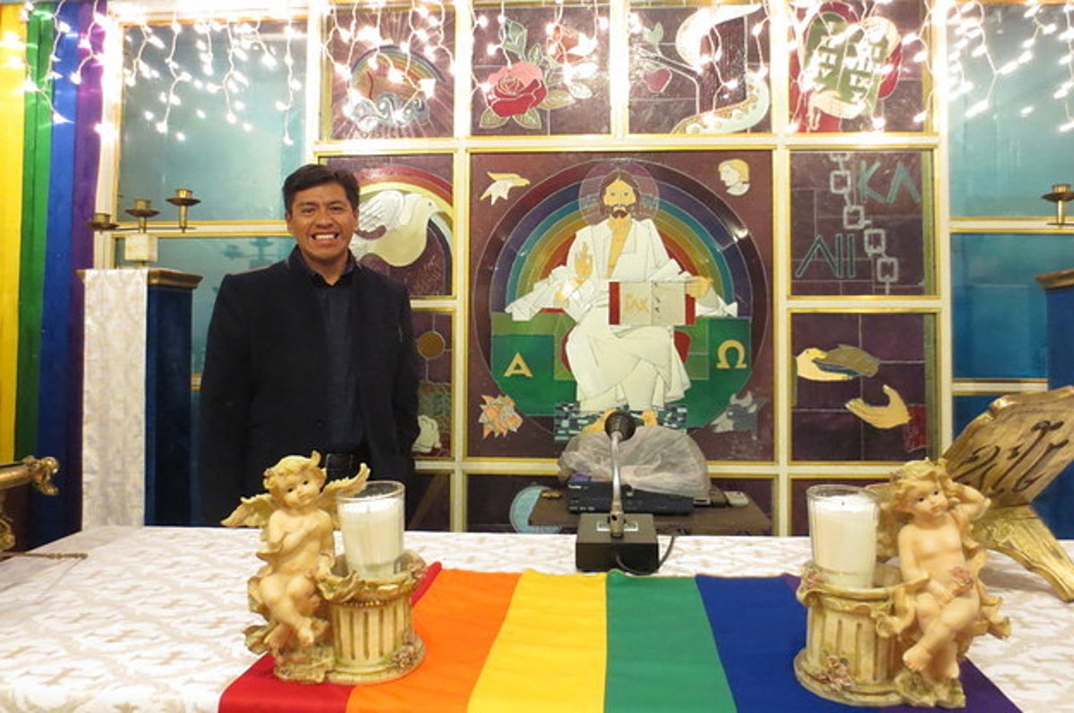 En esta Iglesia LGBT le rezan a dios madre y padre, a Jesús y a la espíritu santa En esta Iglesia LGBT le rezan a dios madre y padre, a Jesús y a la espíritu santa