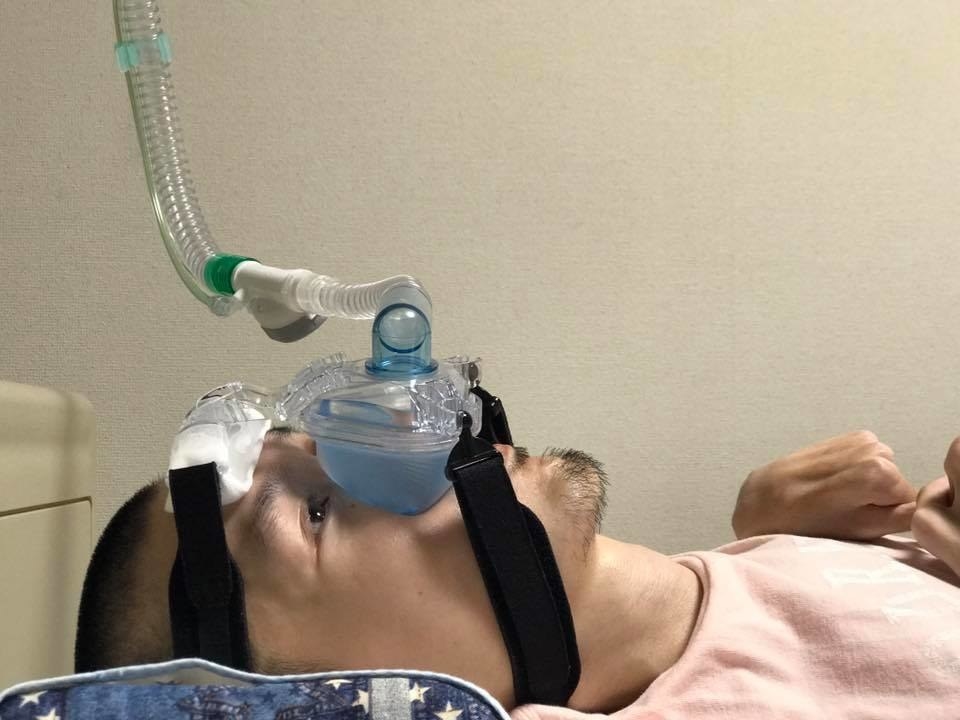「条件をつけられる命なんてない」と語る岩崎航さん。人工呼吸器と胃ろうを使い、生活の全てに介助を受けて生きる