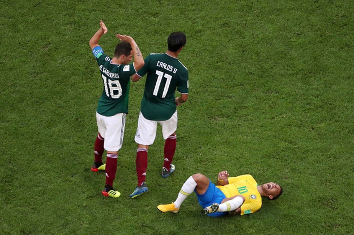 ブラジル代表のネイマール 彼の特技はピッチの上を転がること