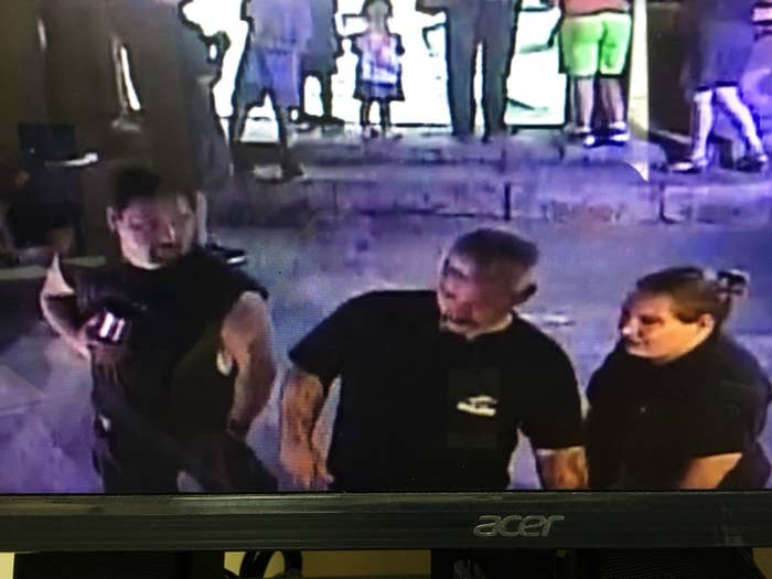 水族館からサメをベビーカーに乗せて盗んだ3人組 動機は不明 水族館からサメをベビーカーに乗せて盗んだ3人組 動機は不明