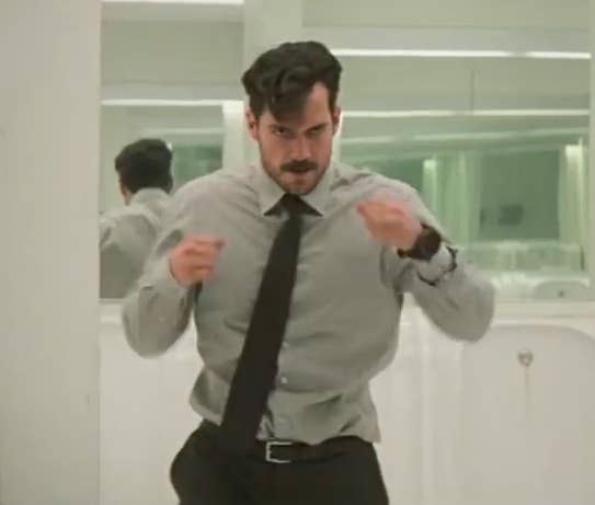 henry cavill&#x27;s character pumping his arms into fighting stance