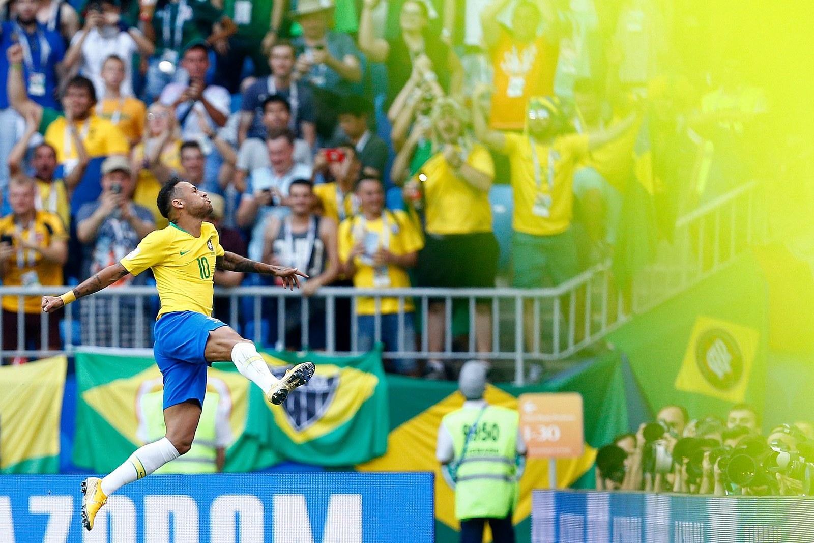 Neymar comemora o primeiro gol da vitória brasileira contra o México.