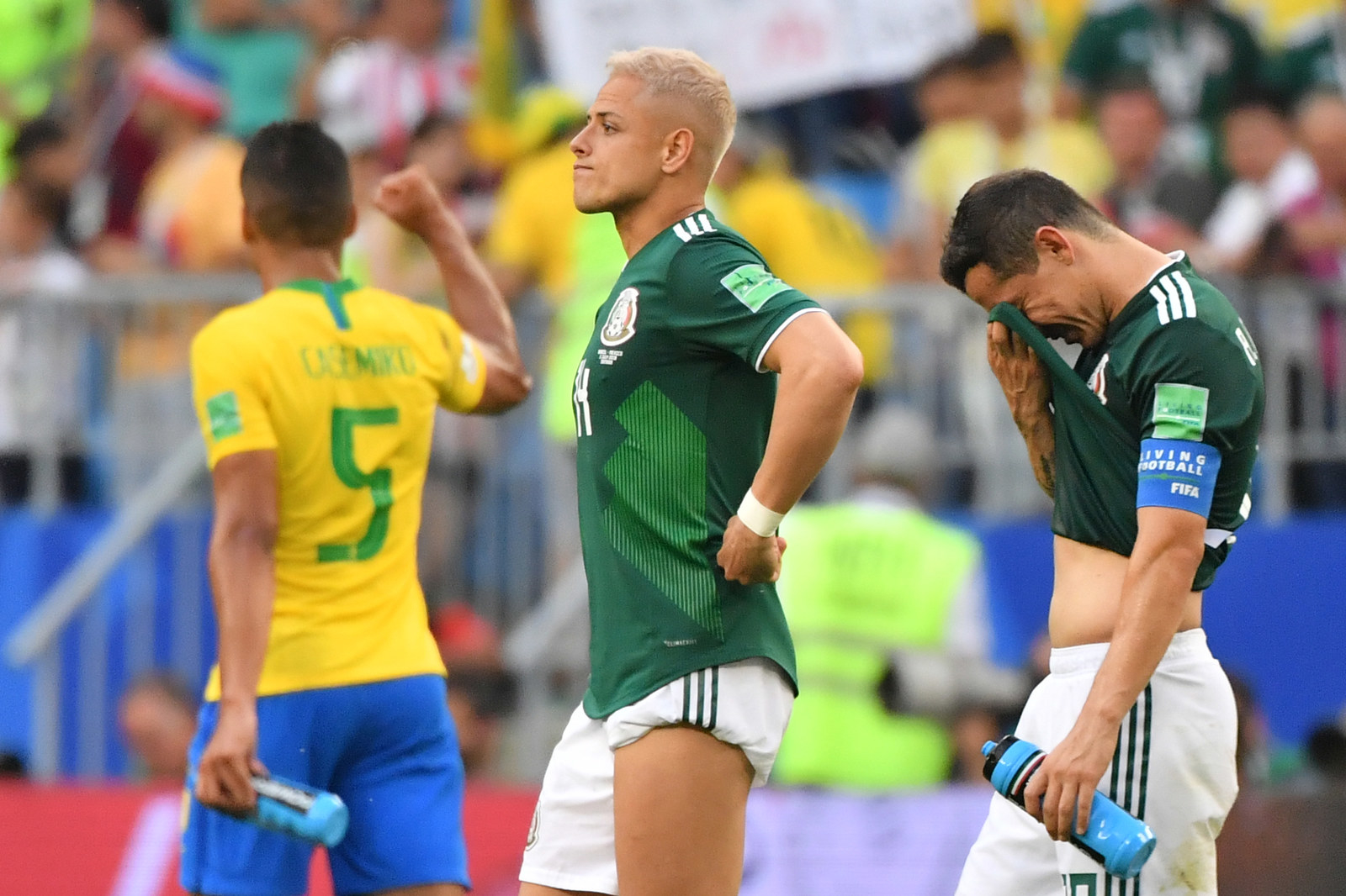 Hernandez e Guardado, do México, lamentam a eliminação. Ao fundo, o volante Casemiro comemora.