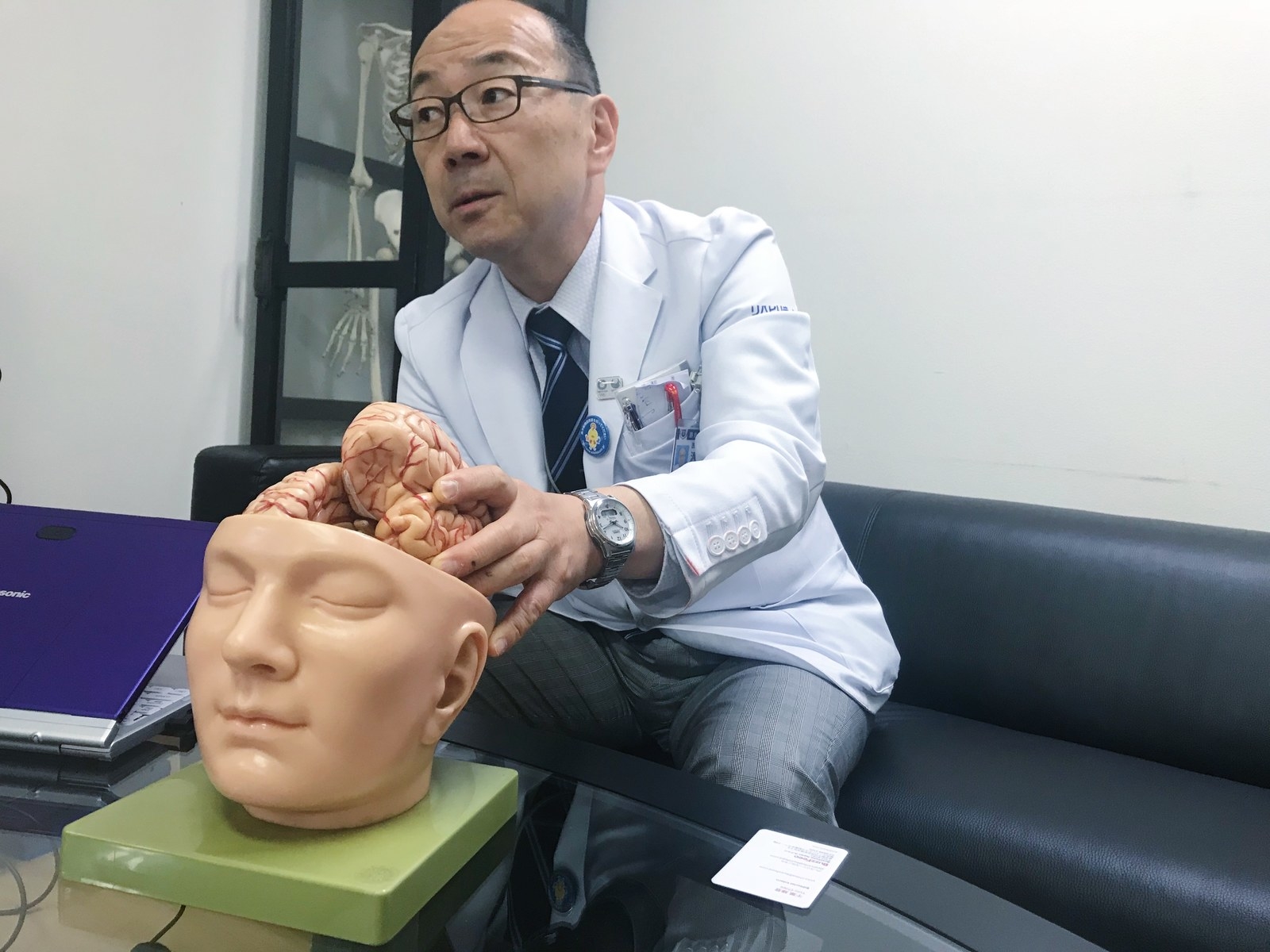 慈恵医大第三病院リハビリテーション科診療部長を務める渡邉修さん。脳のレプリカを使いながら失語症の症状について説明をしていただいた。