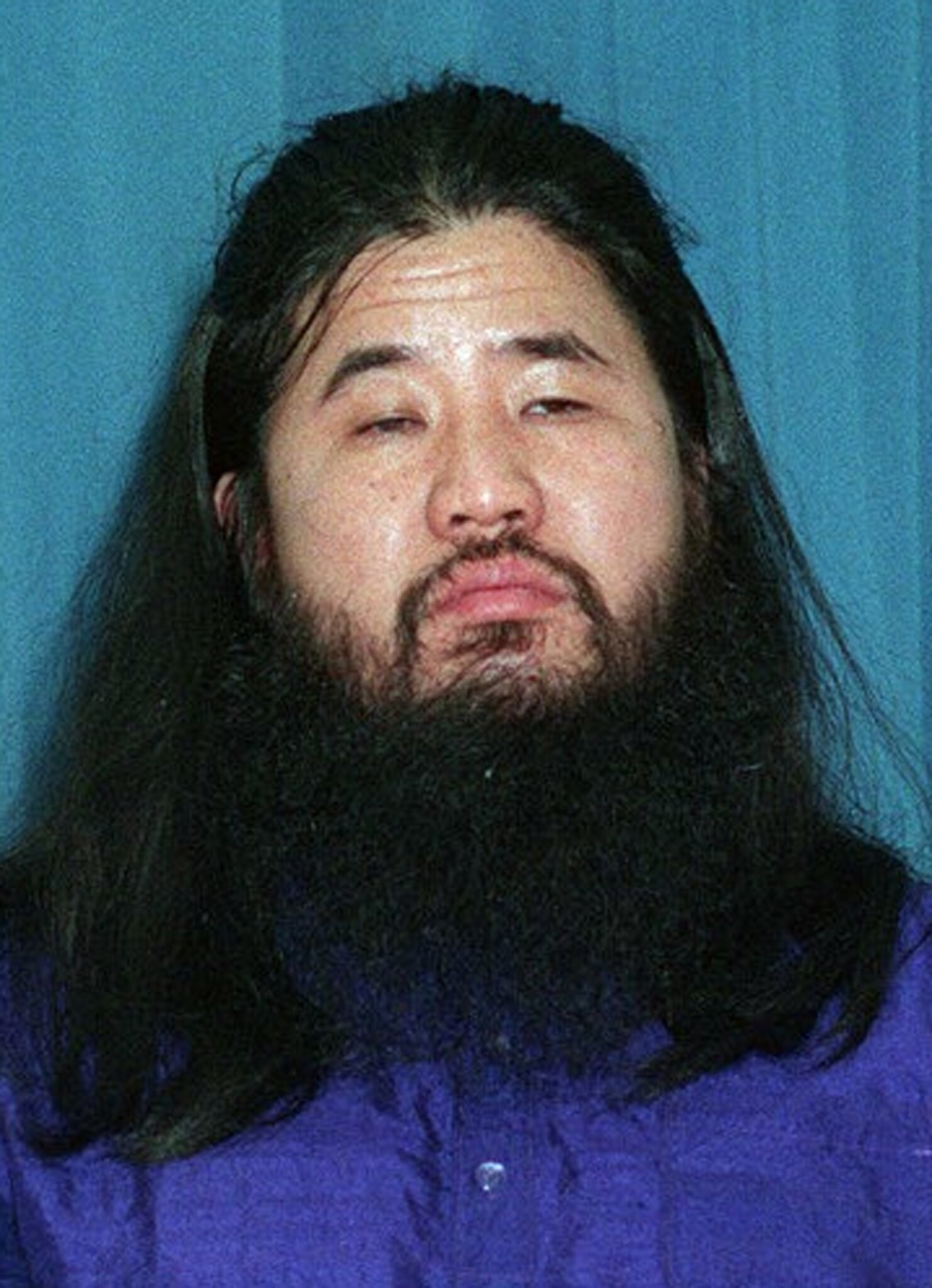関与した事件:坂本一家弁護士殺人事件、松本サリン事件、地下鉄サリン事件など計13事件で27人を殺害したとして死刑。オウム真理教の教祖で、一連の事件の首謀者。熊本県出身、目が不自由で小学校2年生から県立盲学校に通っていた。漢方薬局経営ののち、1984年2月に東京でヨガサークル「オウム神仙の会」を設立。87年7月に「オウム真理教」に改称した。地下鉄サリン事件があった95年3月には、出家信者が1400人、在家信者が1万人以上いたという。逮捕・起訴後、法廷で不規則発言を続け、事件についてほとんど何も語らないままだった。弁護側は訴訟能力を問う戦術に出たが、東京高裁は控訴を棄却。最高裁も特別抗告を退け、判決は 2006年に確定した。事件を巡る審理は、実質的に地裁段階だけで終わった。