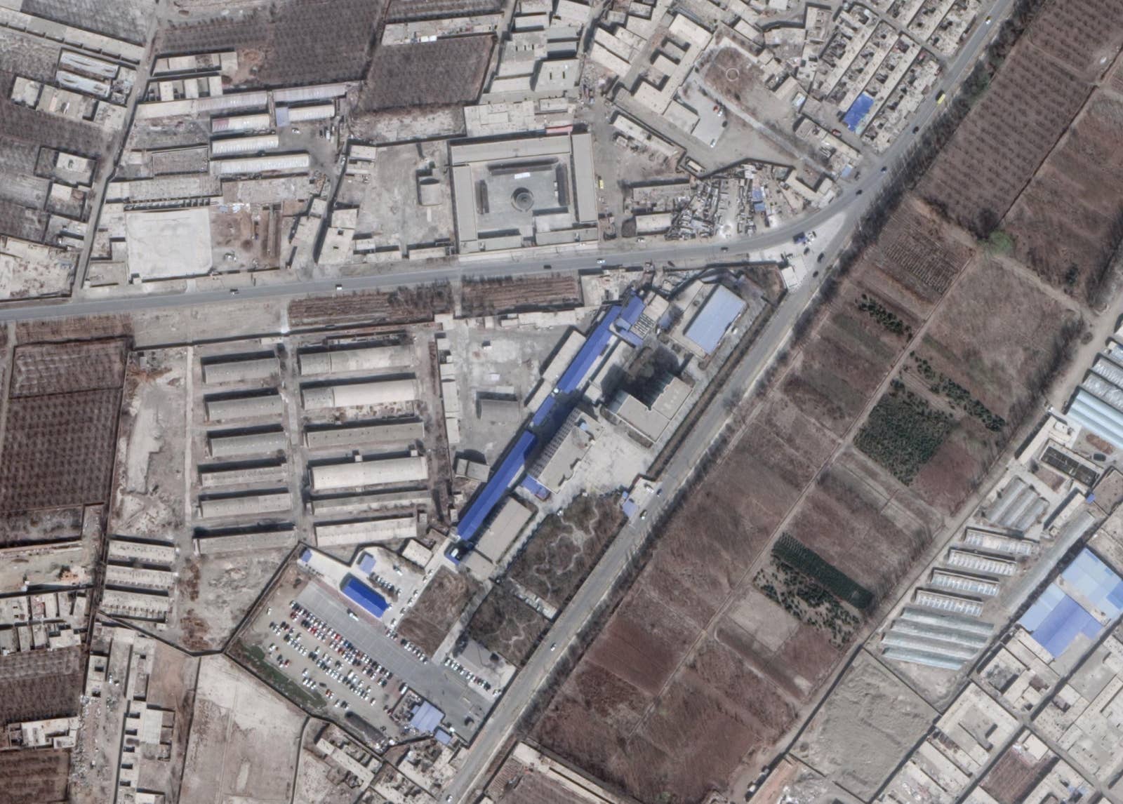 新疆ウイグル自治区の中部にあるコルラ市の近辺にある、中国の再教育施設をとらえた衛星画像。この施設を訪れたことがあるウイグル人亡命者が、GPS座標を提供してくれた。