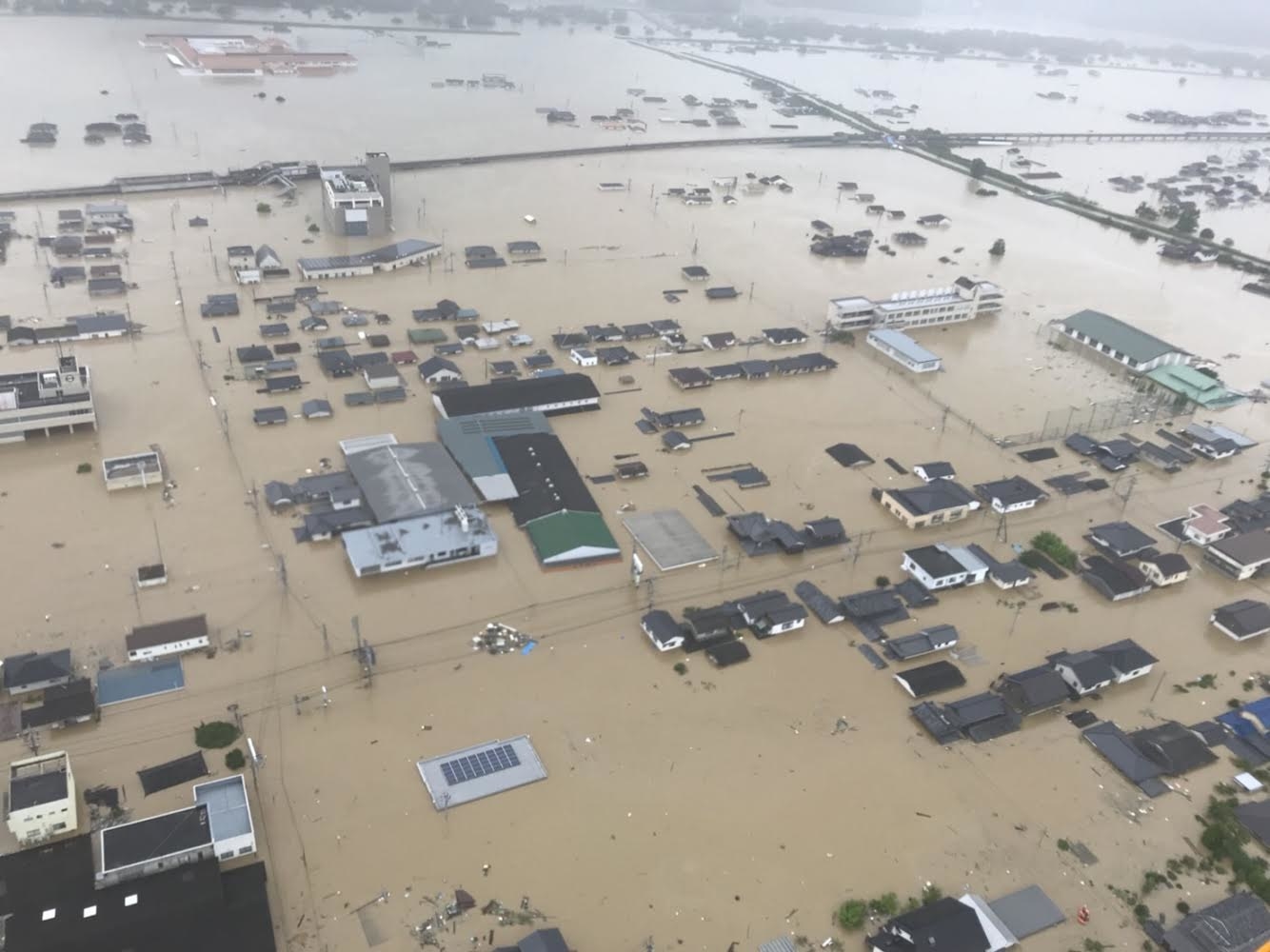 がれきや浸水地でも走れる」特殊車両・レッドサラマンダーが豪雨被害で出動