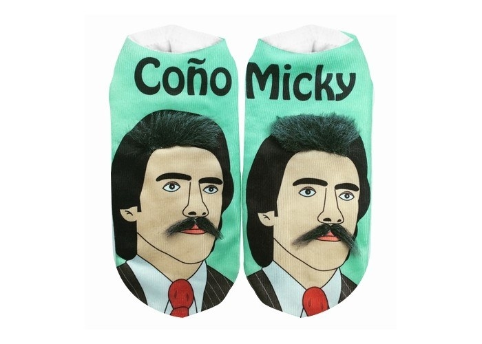 Si hay algo que tenemos en común todos los mexicanos es el odio a Luisito Rey. Así que, ¿por qué no llevarlo en los pies? Además, ¿ya viste que tiene peluchito para que puedas peinarle el pelo y el bigote?