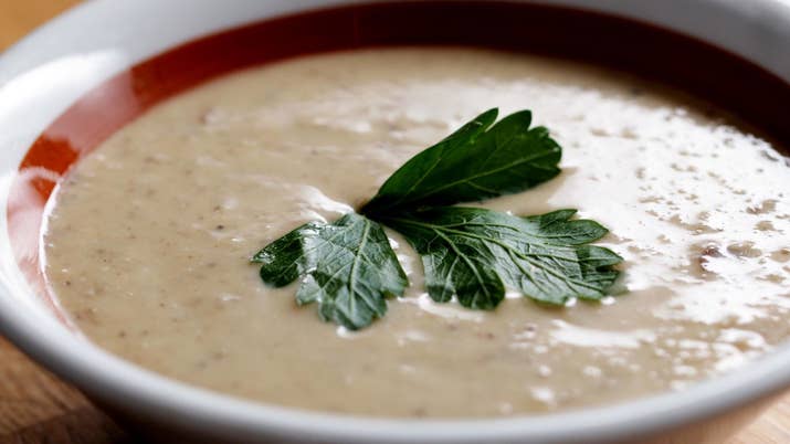 Porções: 10-12Você vai precisar de: 2 colheres de sopa de manteiga salgada1 xÃcara de cebola amarela (média), picada2 dentes de alho, picados1 xÃcara de champignons de Paris, picado1 xÃcara de cogumelos crimini, picado1 xÃcara de cogumelo shiitake, picado1 colher de chá de sal1 colher de chá de pimenta2 colheres de chá de farinha de trigo tipo 1¼ xÃcara de vinho branco4 xÃcaras de caldo de legumesâ
 xÃcara de creme de leite1 ramo de salsinha, para decoraçãoModo de preparo: Derreta a manteiga em uma caçarola grande em fogo médio-alto. Depois, adicione a cebola e salteie-a até ficar transparente, cerca de 3 minutos. Acrescente o alho e mexa, depois cozinhe por mais 1 minuto.Acrescente os cogumelos, o sal, a pimenta e cozinhe até começarem a dourar, cerca de 5 minutos. Adicione a farinha de trigo e mexa para cobrir os cogumelos, até incorporar.Acrescente o vinho branco, mexa e cozinhe até incorporar, cerca de 1 minuto.Adicione o caldo de legumes, mexa e cozinhe em fogo brando por cerca de 15 minutos.Acrescente o creme de leite e mexa para incorporar.Bata a sopa até obter a consistência desejada com uma batedeira de imersão ou um liquidificador.Sirva quente e decore com a salsinha.Bom apetite!INSPIRADO EM:https://www.simplyrecipes.com/recipes/cream_of_mushroom_soup/https://www.allrecipes.com/recipe/13096/cream-of-mushroom-soup-i/https://www.delish.com/cooking/recipe-ideas/recipes/a55765/cream-of-mushroom-soup-recipe/https://www.foodnetwork.com/recipes/ina-garten/cream-of-wild-mushroom-soup-recipe-1950237