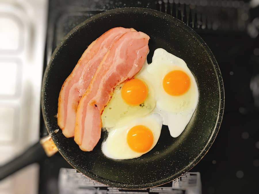 ジブリ飯 ハウルのベーコンエッグを作ってみた シンプルなのに美味しすぎる