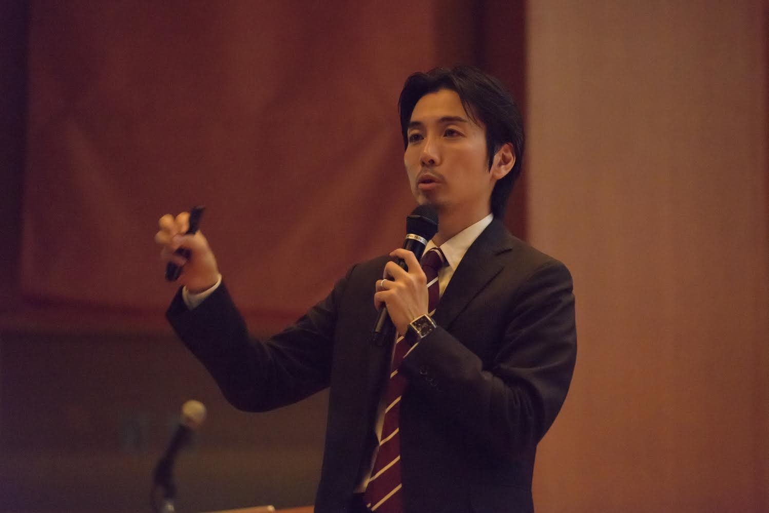 東北大学医学部卒、ハーバード大学で修士号（MPH）および博士号（PhD）を取得。聖路加国際病院、世界銀行、ハーバード大学勤務を経て、2017年から現職。著書に『「原因と結果」の経済学:データから真実を見抜く思考法』（ダイヤモンド社、中室牧子氏と共著）、『世界一シンプルで科学的に証明された究極の食事』（東洋経済新報社）。ブログ「医療政策学×医療経済学」で医療に関する最新情報を発信している。